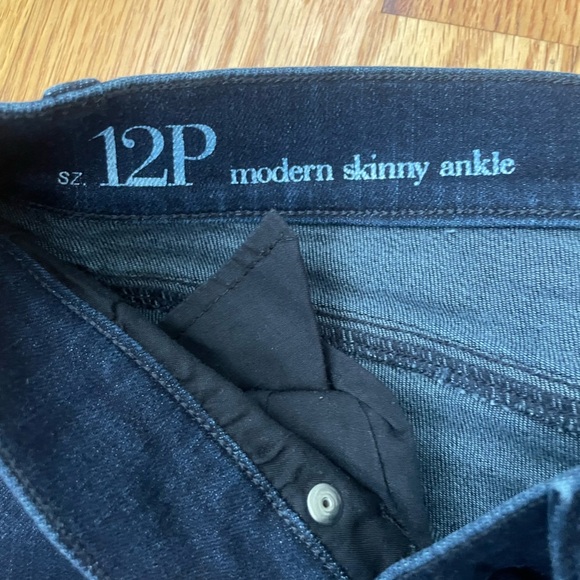 LOFT Women’s Petite Modern Skinny Ankle Cropped Jeans - Picture 4 of 7